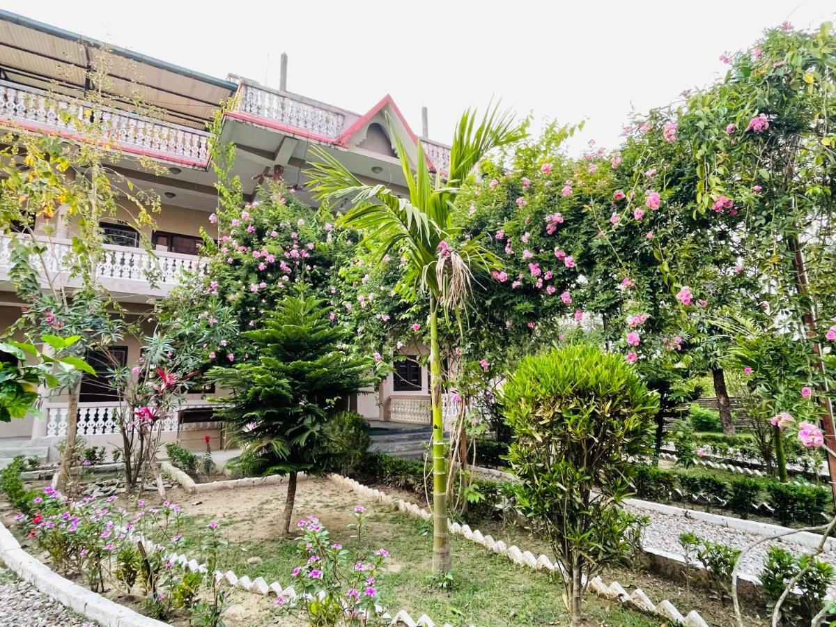 Hotel Tree Tops Sauraha Exterior foto