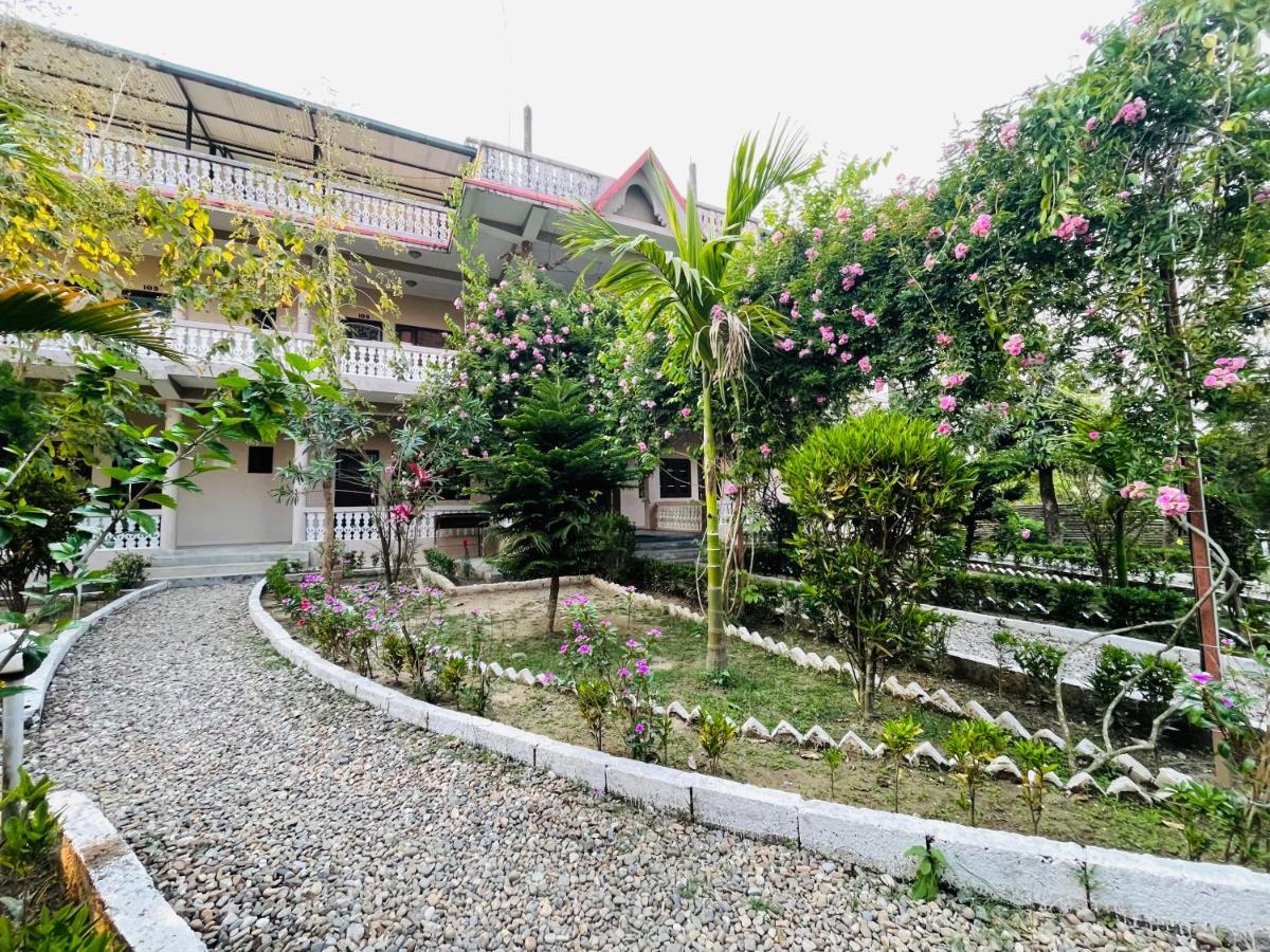 Hotel Tree Tops Sauraha Exterior foto
