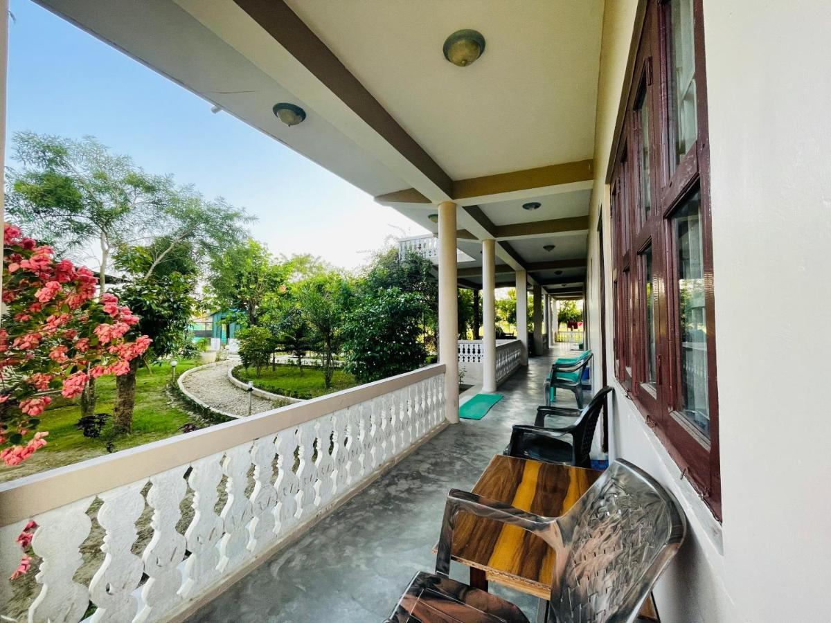 Hotel Tree Tops Sauraha Exterior foto