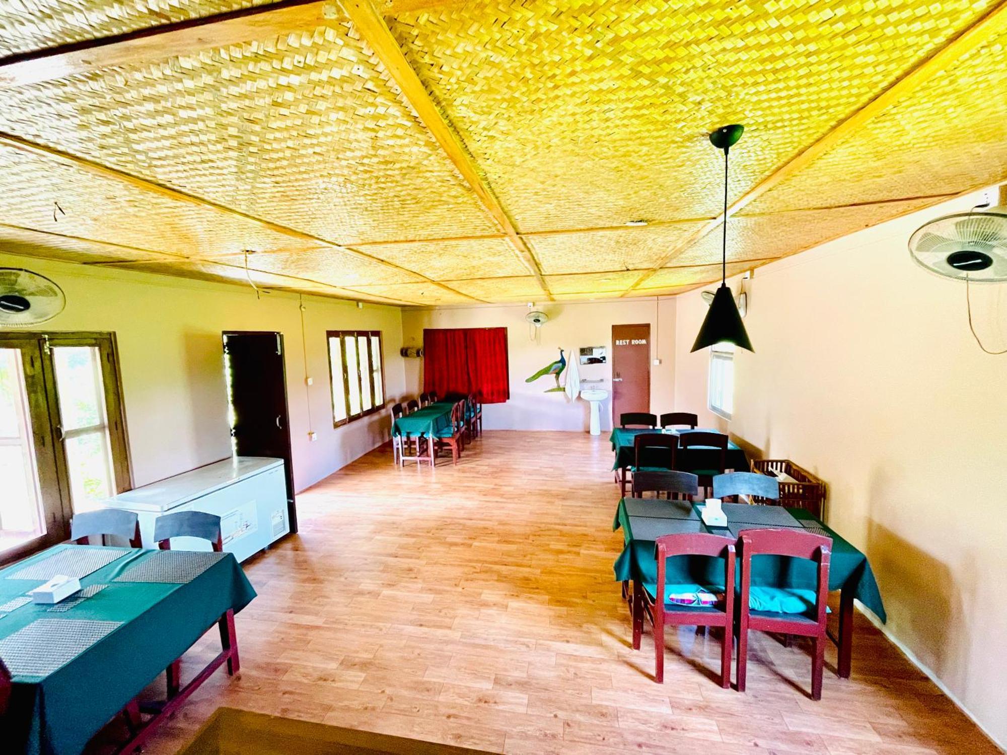 Hotel Tree Tops Sauraha Exterior foto