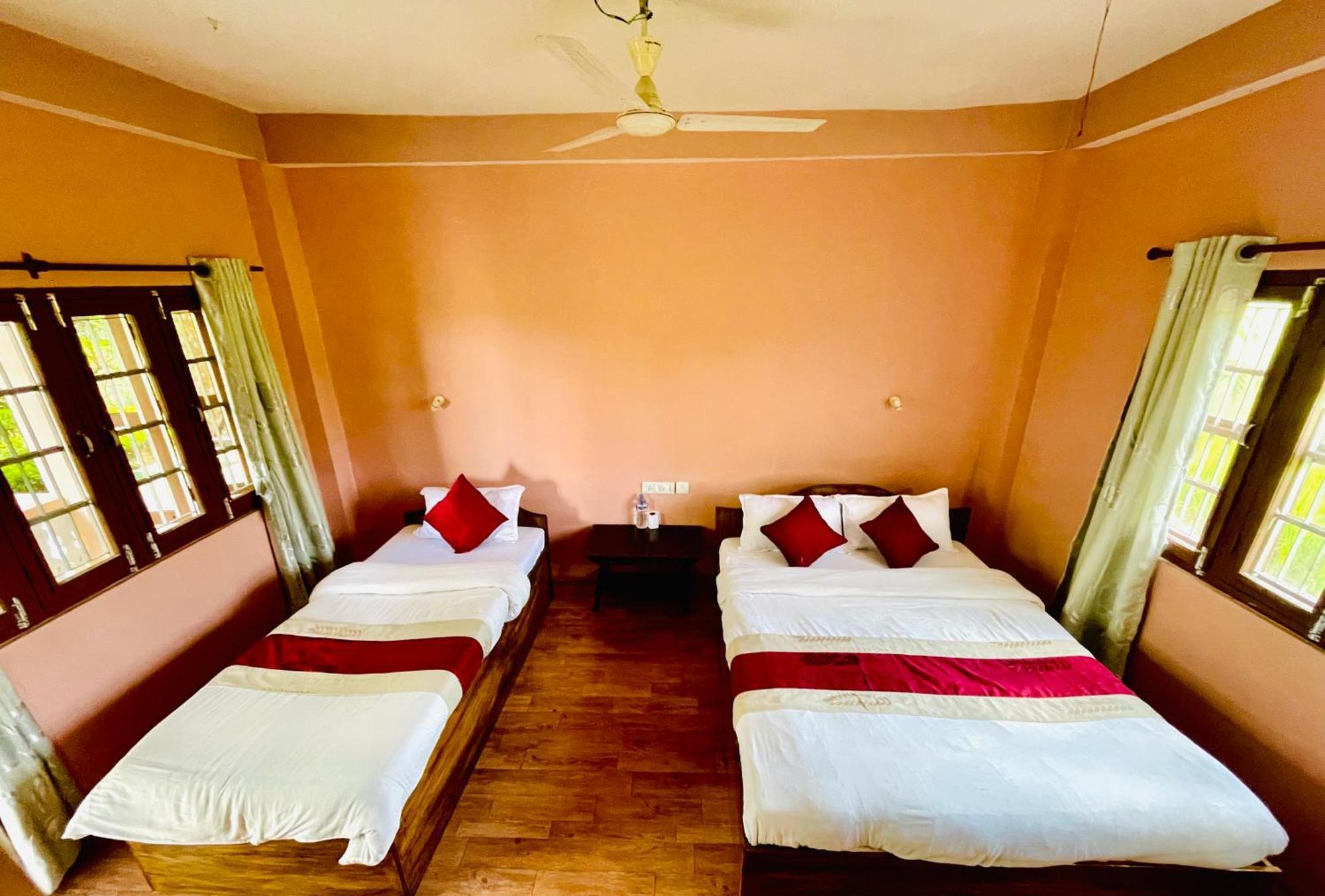 Hotel Tree Tops Sauraha Exterior foto