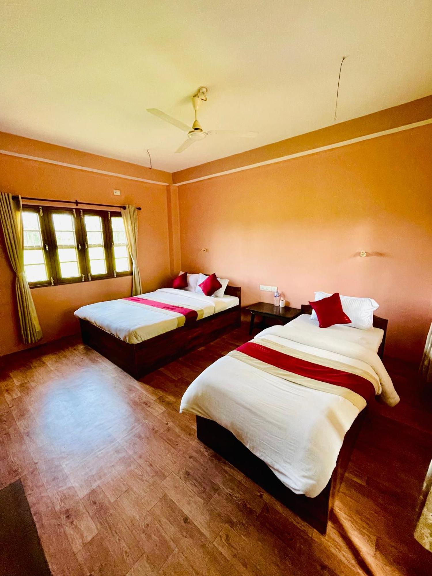 Hotel Tree Tops Sauraha Exterior foto